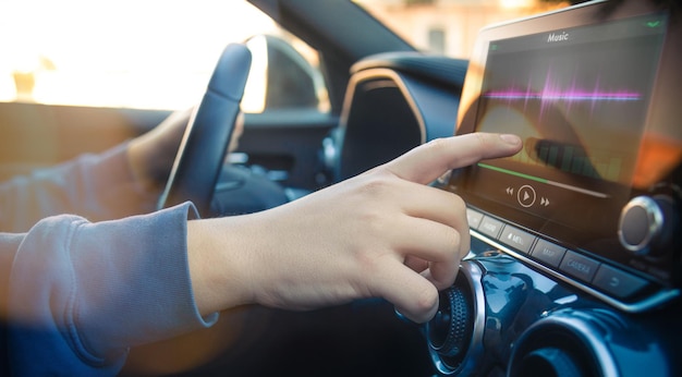 Foto adolescente che usa lo schermo tattile durante la guida di un concetto di comunicazione della tecnologia di sicurezza dell'auto
