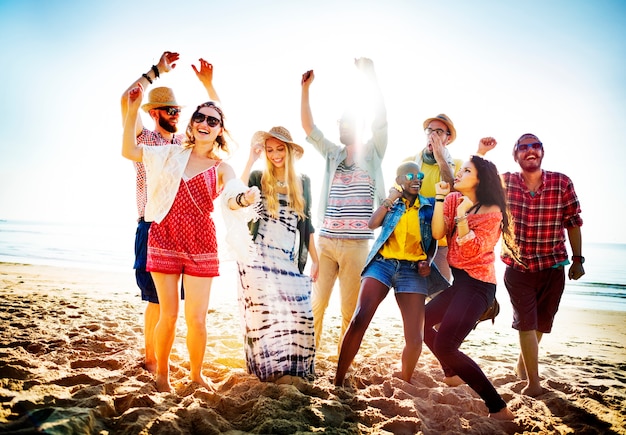 Foto concetto di felicità del partito della spiaggia degli amici degli adolescenti