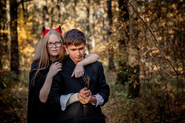Подростки в костюмах Хэллоуина в лесу.