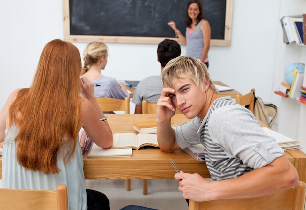 Adolescenti che studiano insieme in una classe