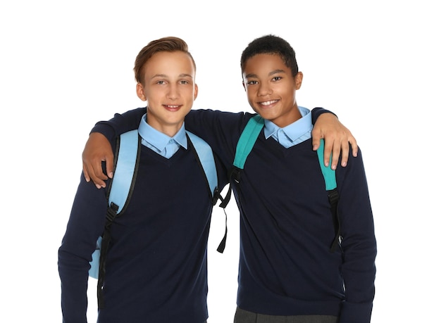 Foto adolescenti in uniforme scolastica elegante su sfondo bianco