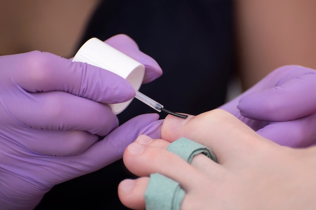 Teennagels bedekken met kleurloze nagellak