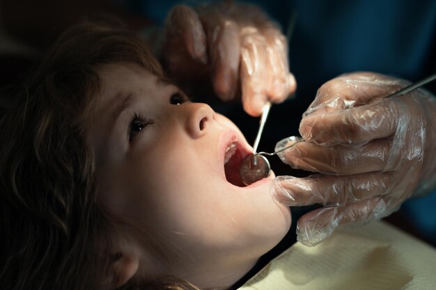 歯を調べる歯科医で歯の健康診断をクローズ アップ歯医者チャイで子供の歯を調べる