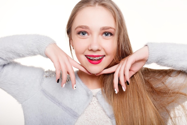 Denti, emozioni, salute, persone, dentista e concetto di stile di vita - sorriso sano e bello, il bambino dal dentista. ritratto di una bambina con apparecchio ortodontico.