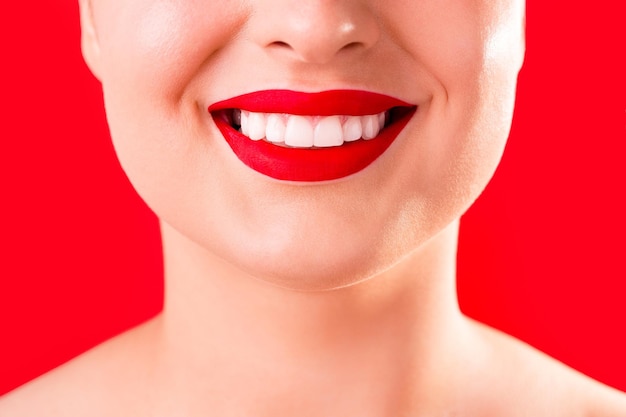 Sbiancamento dei denti primo piano del sorriso bianco sano donna di bellezza con labbra e denti dal sorriso perfetto