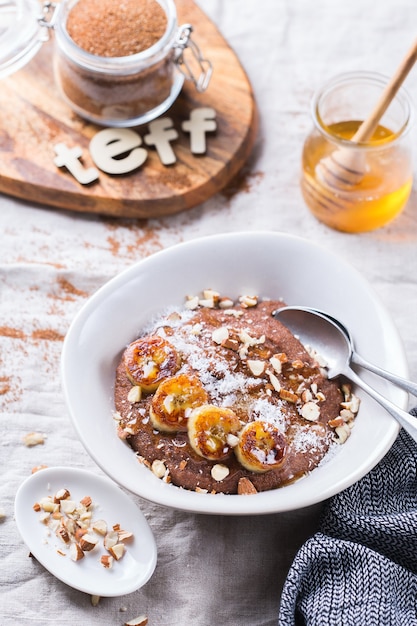 Foto teff-pap met banaan-topping als ontbijt