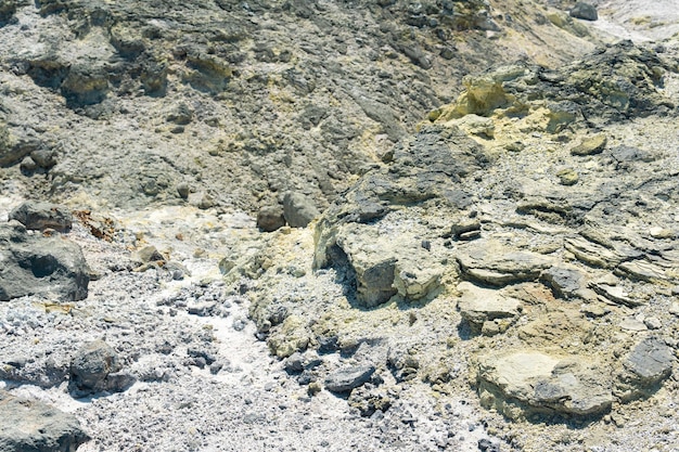 Tefragrond met gele afzettingen van zwavelmineralen in het gebied van vulkanische gassen in het solfatarische veld