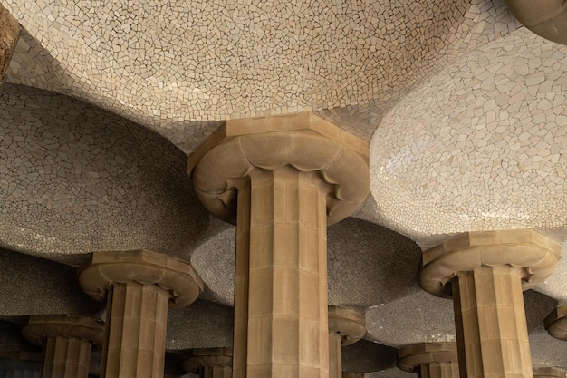 Tegels in het dak en architectuur met Pillars