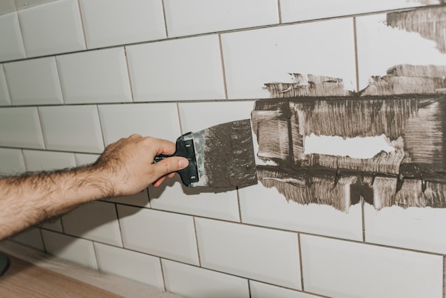 Tegels voegen in de keuken. reparatie. tegel varken