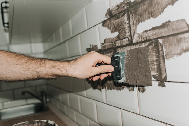 Tegels voegen in de keuken. reparatie. tegel varken