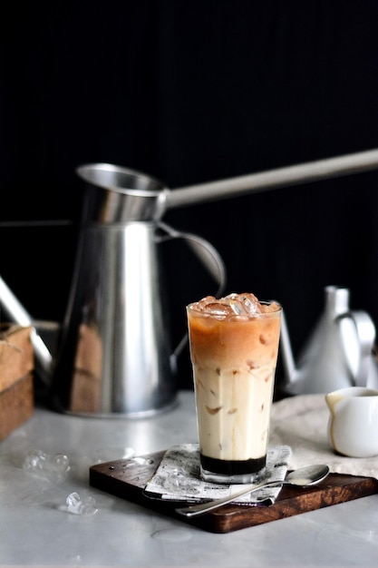 Teh c peng in glas op tafel