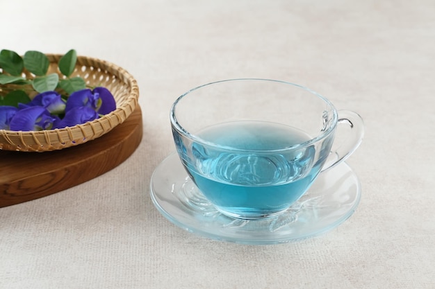 Teh Telang 나비 꽃 차 또는 Blue Tea는 Clitoria ternatea 식물 꽃으로 만든 허브 차입니다.