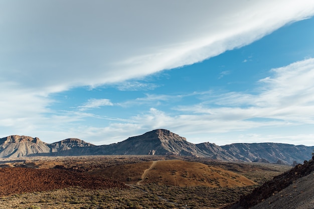 Teide Nationaal Park. Prachtig uitzicht op de vulkaan berg rotsen woestijn krater. Tenerife, Canarische Eilanden