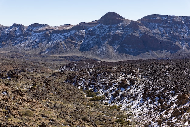 Vulcano teide sotto il cielo blu in una calda giornata di sole in estate in spagna