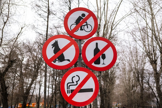 Teken dat het uitlaten van de hond, het drinken van alcohol, het roken in het park verbiedt
