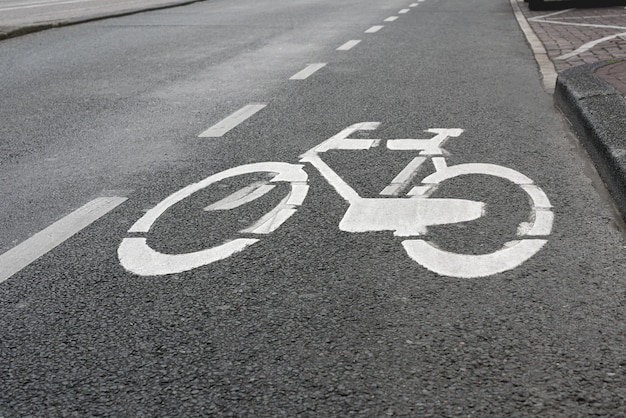 Teken fiets op de stoep. Symbool om de weg voor fietsen aan te geven.