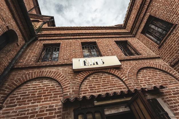 Teken op de oude bakstenen muur van het theater