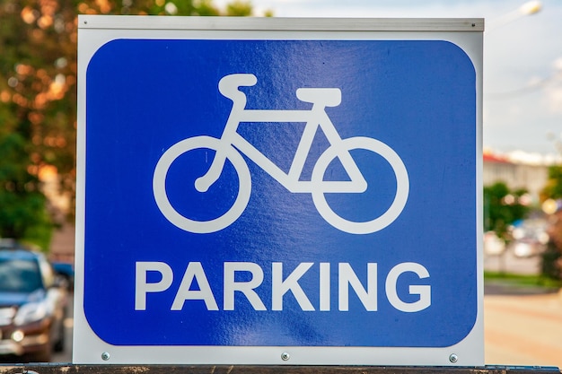 Teken Parkeren voor fietsen op straat Wit silhouet van een fiets op een blauwe achtergrond