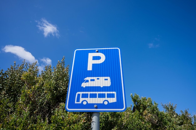 Foto teken voor camperparkeren in een park in australië