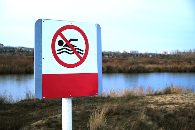 Tekenbaden is verboden op de achtergrond van een verlaten meer.