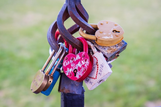 Tekenen van liefde en loyaliteit Gesloten sloten in de vorm van harten