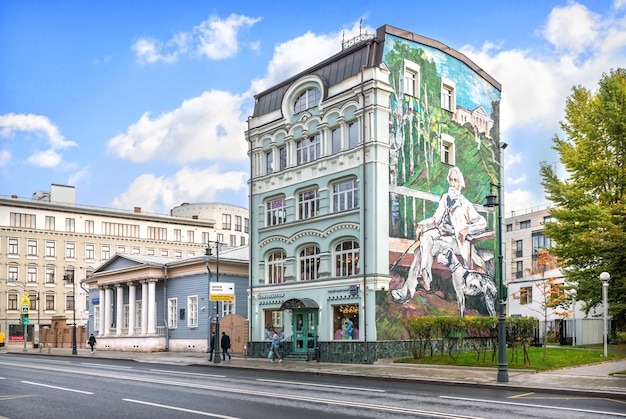 Tekening door de schrijver Toergenjev aan het einde van het gebouw van het Toergenjev-museum aan de Ostozhenka-straat in Moskou op een zonnige herfstochtend