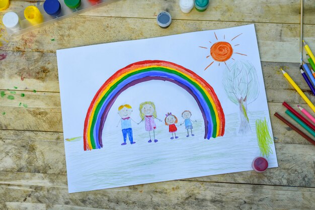 Tekening van ouders en kinderen hand in hand