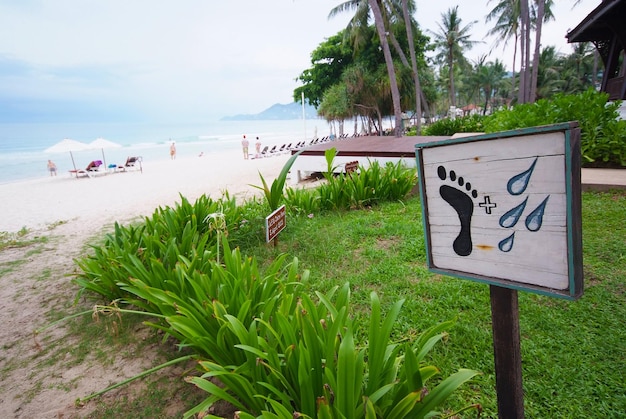 Tekens voor voetwas op het strand, Samui-eiland, Thailand