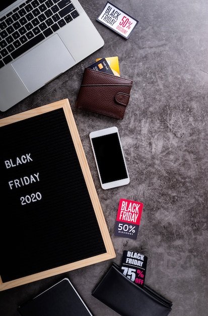 Tekst Black Friday op zwart vilt letterbord met portemonnees