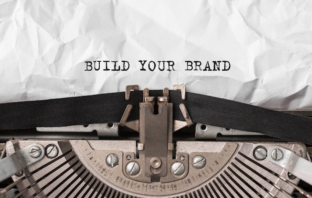 Tekst Build Your Brand getypt op retro typemachine