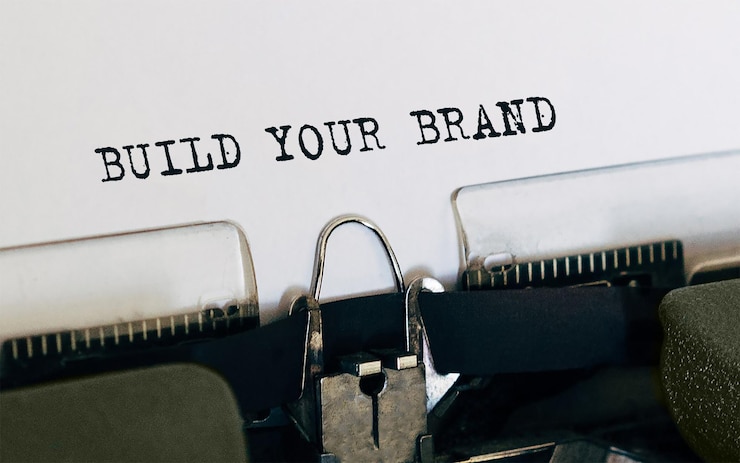 Foto tekst build your brand getypt op retro typemachine