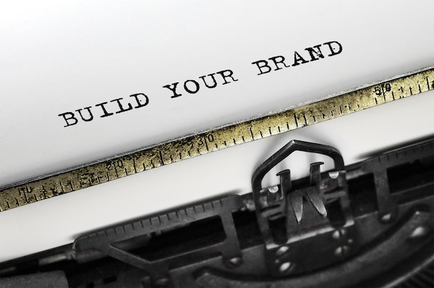 Foto tekst build your brand getypt op retro typemachine