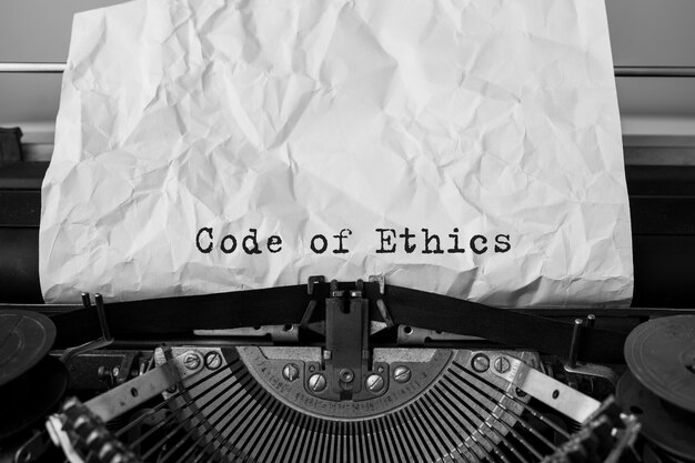 Tekst code of ethics getypt op retro typemachine