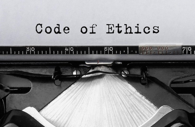 Tekst Code of Ethics getypt op retro typemachine