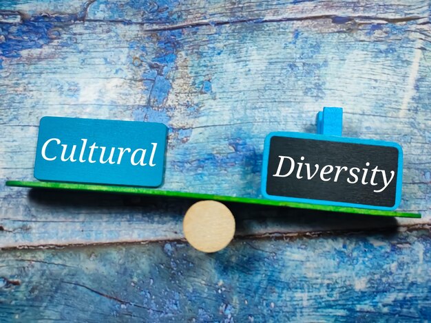 Foto tekst culturele diversiteit schrijven op gekleurd houten bord op een blauwe houten achtergrond trending foto's concept