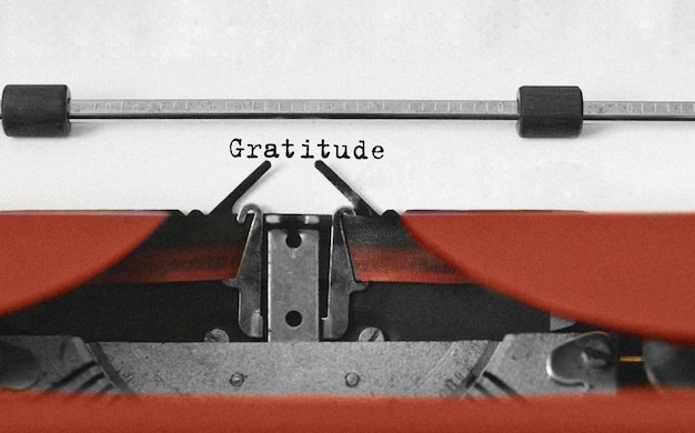 Tekst Dankbaarheid getypt op retro typemachine