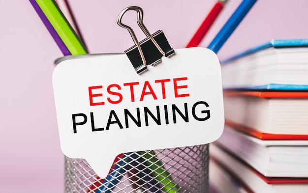 Tekst Estate Planning op een witte sticker met kantoorbenodigdheden