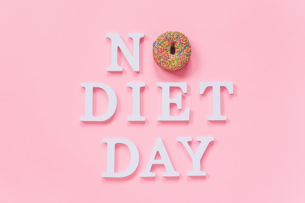 Tekst Geen dieetdag en geglazuurde kleurrijke donut Concept International Geen dieetdag, 6 mei
