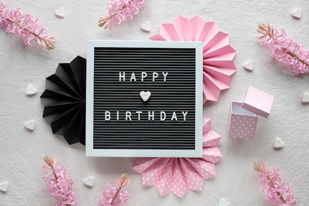 Tekst Happy Birthday op tekstbord letterbord Creative flat lag in roze en zwart op crème