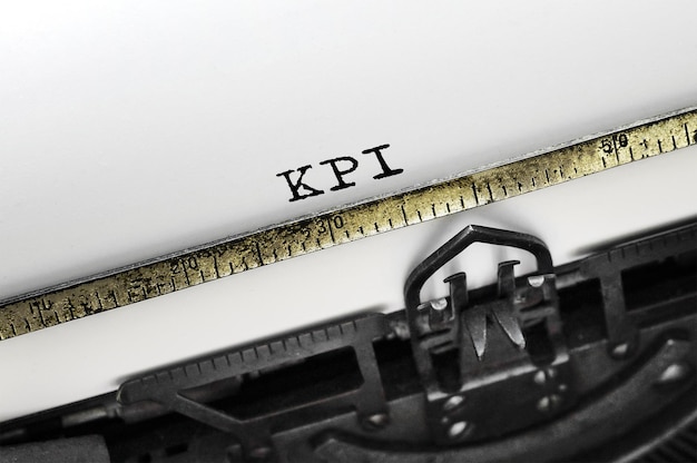Tekst KPI getypt op retro typemachine