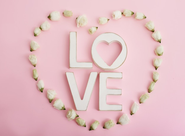 Tekst LOVE met mooie witte rozen. Saint Valentine concept