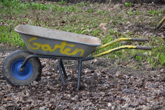 Foto tekst op de kruiwagen