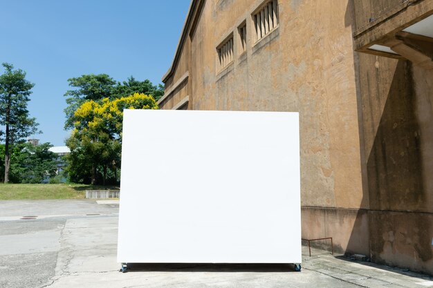 Foto tekst op muur door straat tegen heldere lucht