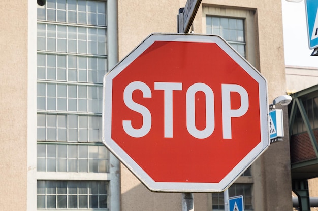 Tekst op verkeersborden tegen gebouwen in de stad