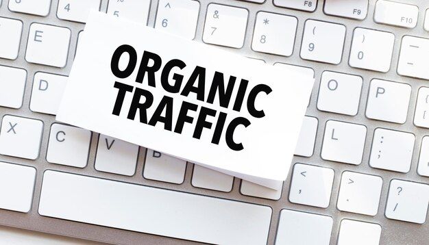Tekst ORGANIC TRAFFIC geschreven op een vel papier op een computertoetsenbord