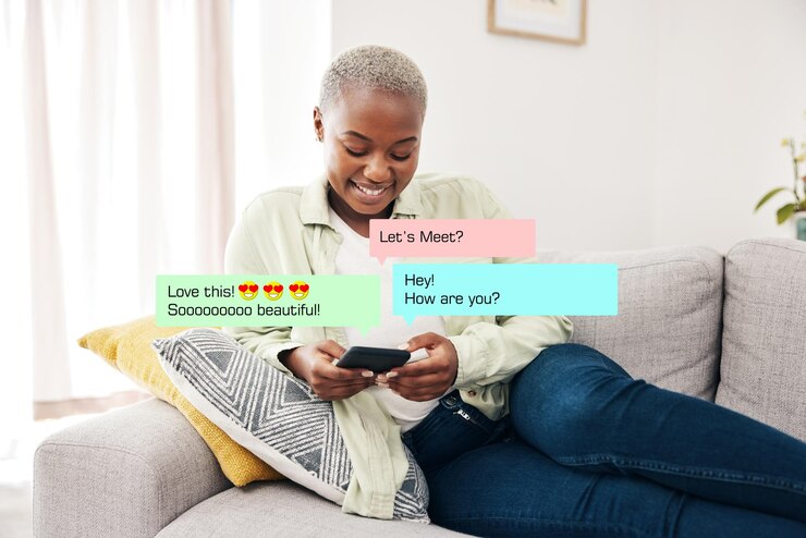 Foto tekst overlay en zwarte vrouw met telefoon op een bank voor online dating sociale media of chat in haar huis smartphone app en afrikaanse vrouwelijke glimlach voor emoji bericht communicatie of blog kennisgeving