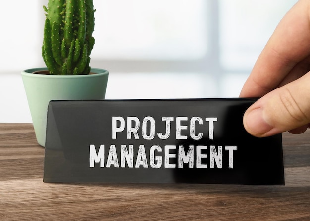 Tekst Projectmanagement geschreven op zwarte tafelkaart