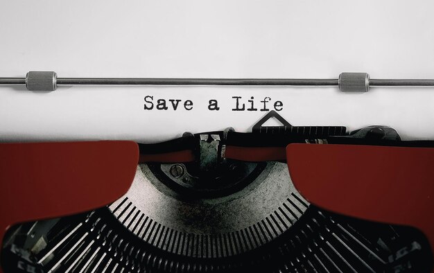 Tekst Save a Life getypt op retro typemachine