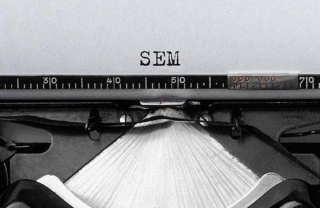 Tekst SEM getypt op retro typemachine