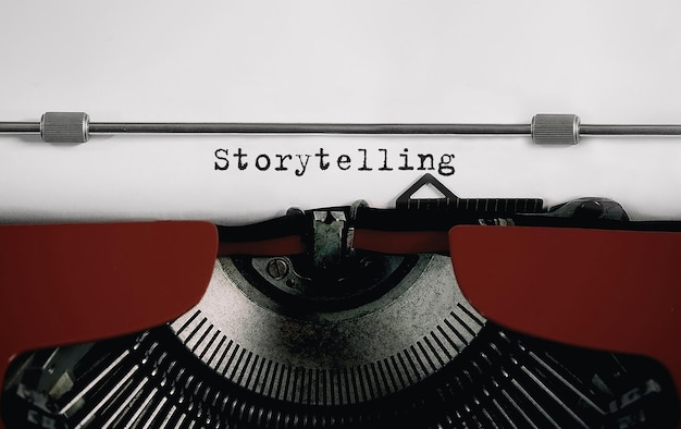 Tekst Storytelling getypt op retro typemachine